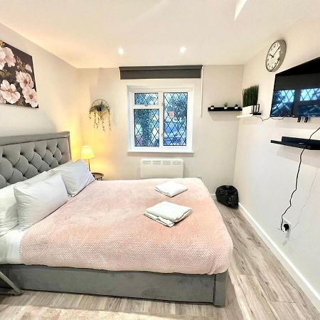 Golden Residences - Oakway Feltham Екстер'єр фото