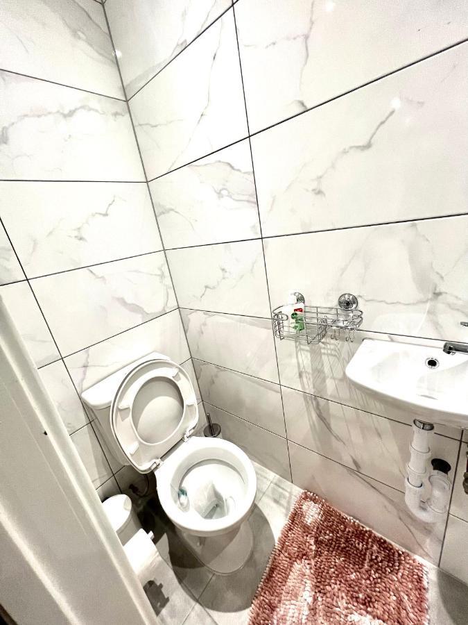 Golden Residences - Oakway Feltham Екстер'єр фото