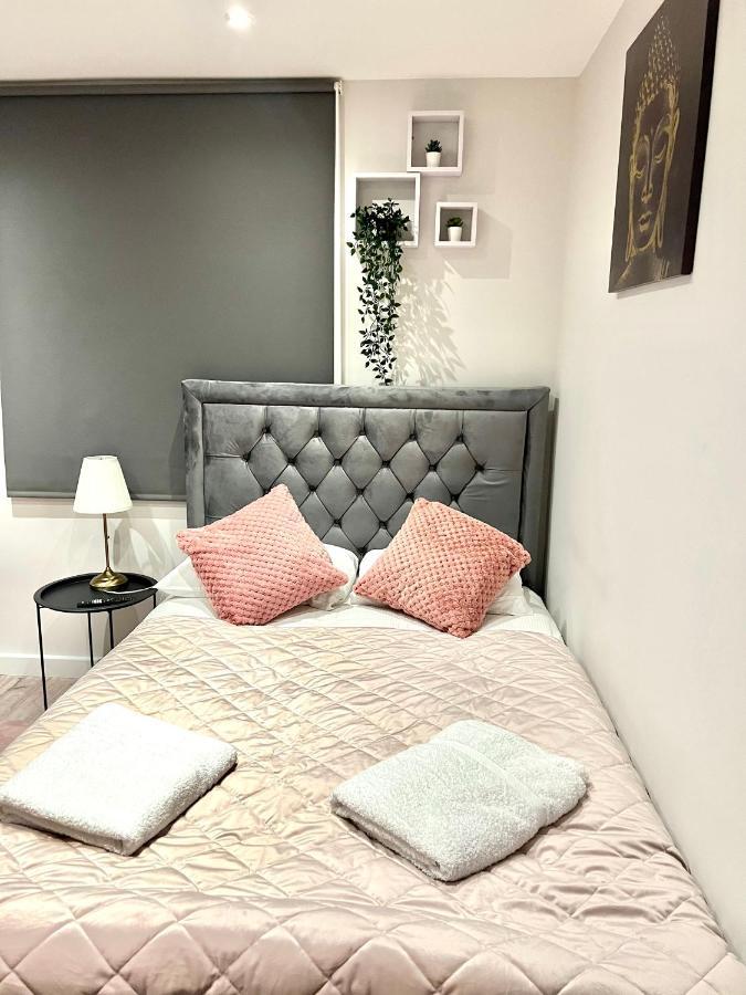 Golden Residences - Oakway Feltham Екстер'єр фото