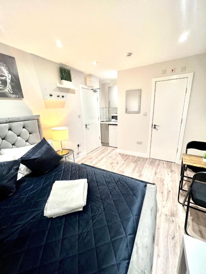 Golden Residences - Oakway Feltham Екстер'єр фото