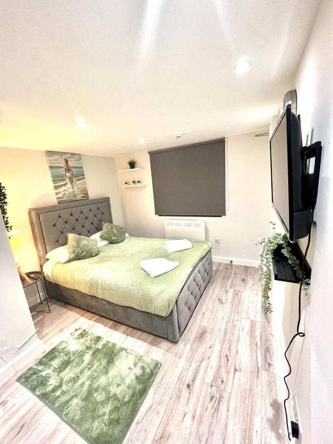 Golden Residences - Oakway Feltham Екстер'єр фото