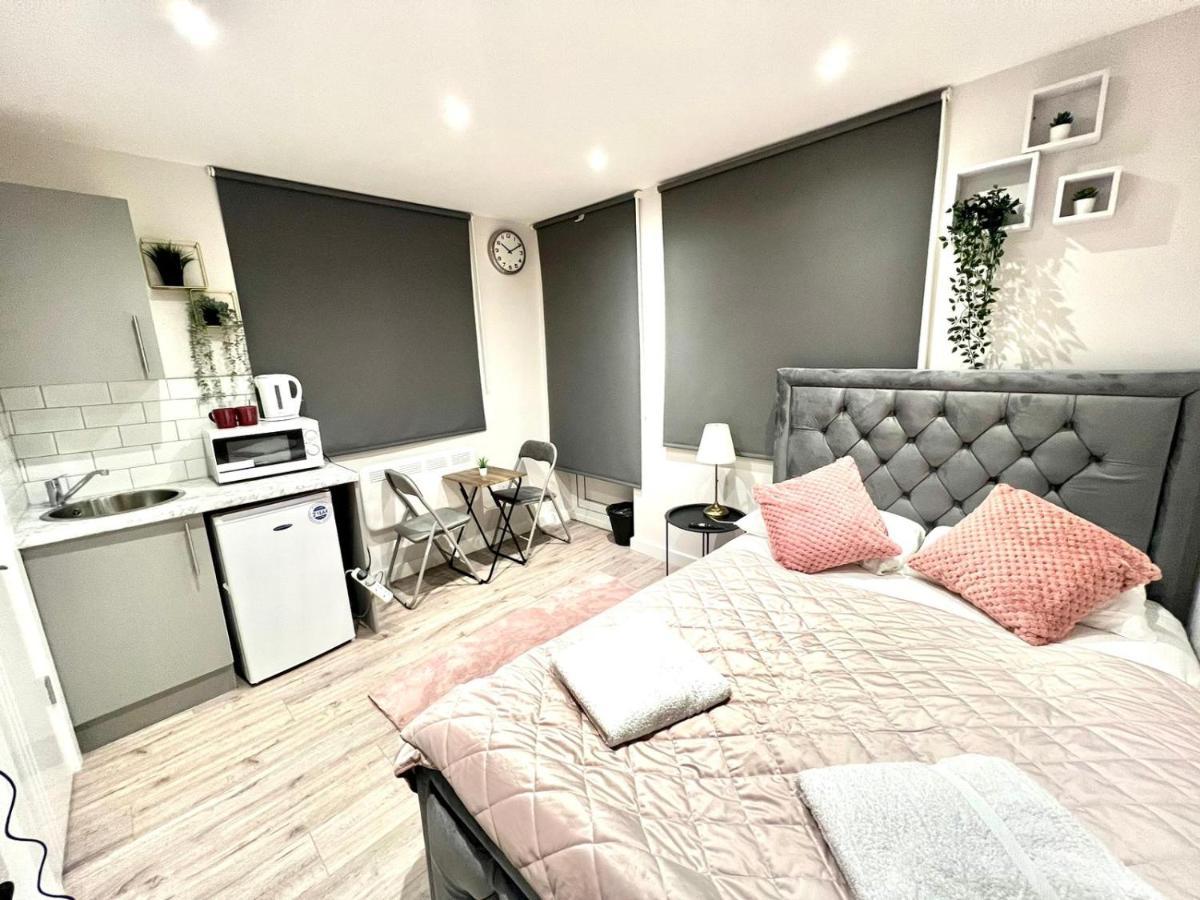 Golden Residences - Oakway Feltham Екстер'єр фото