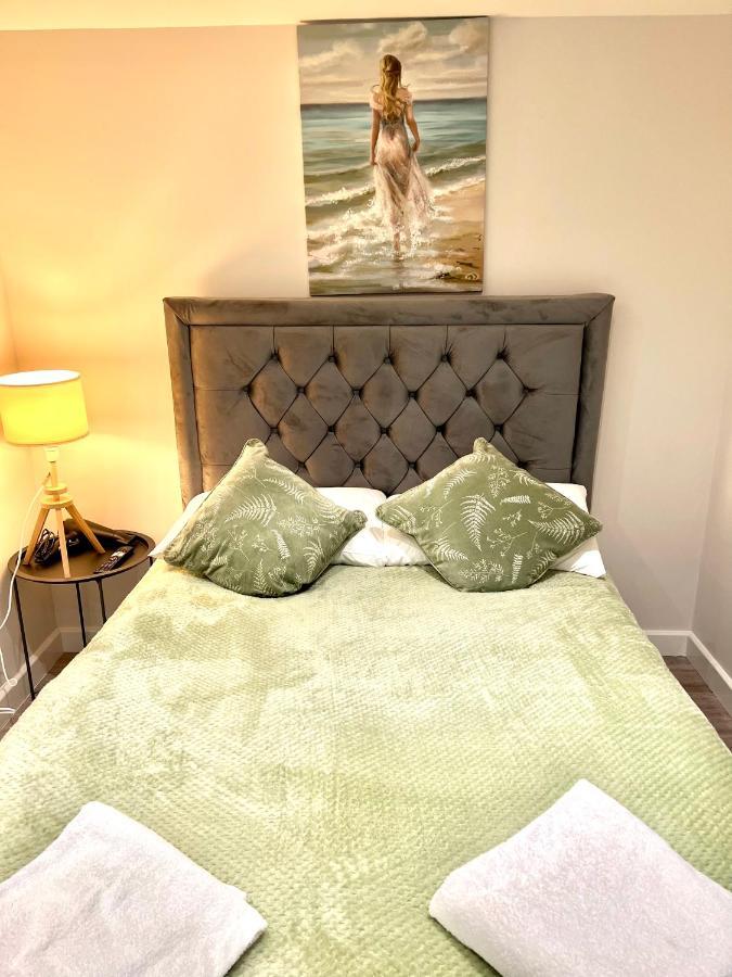 Golden Residences - Oakway Feltham Екстер'єр фото