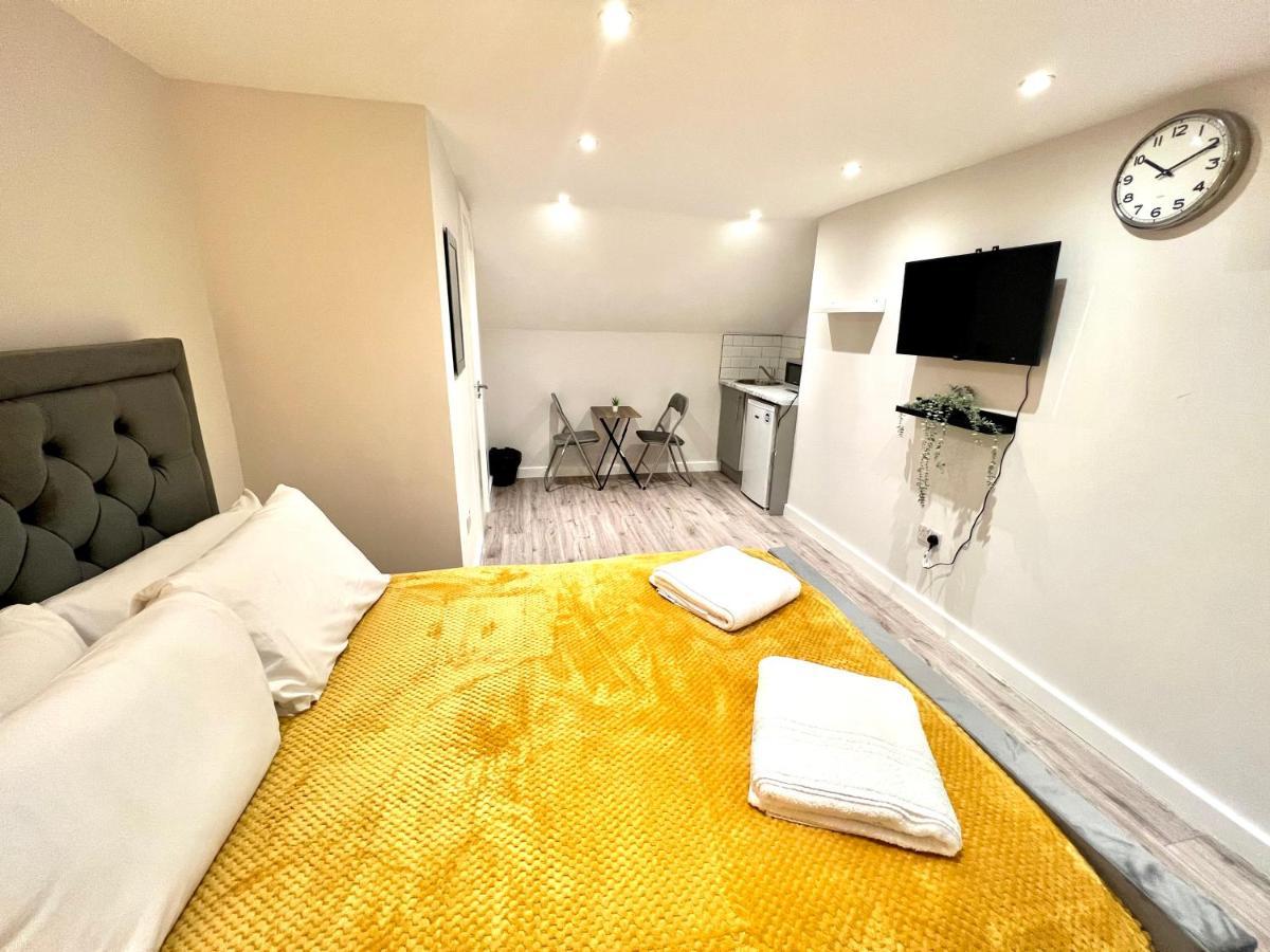 Golden Residences - Oakway Feltham Екстер'єр фото