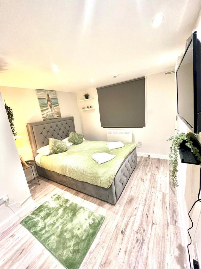 Golden Residences - Oakway Feltham Екстер'єр фото