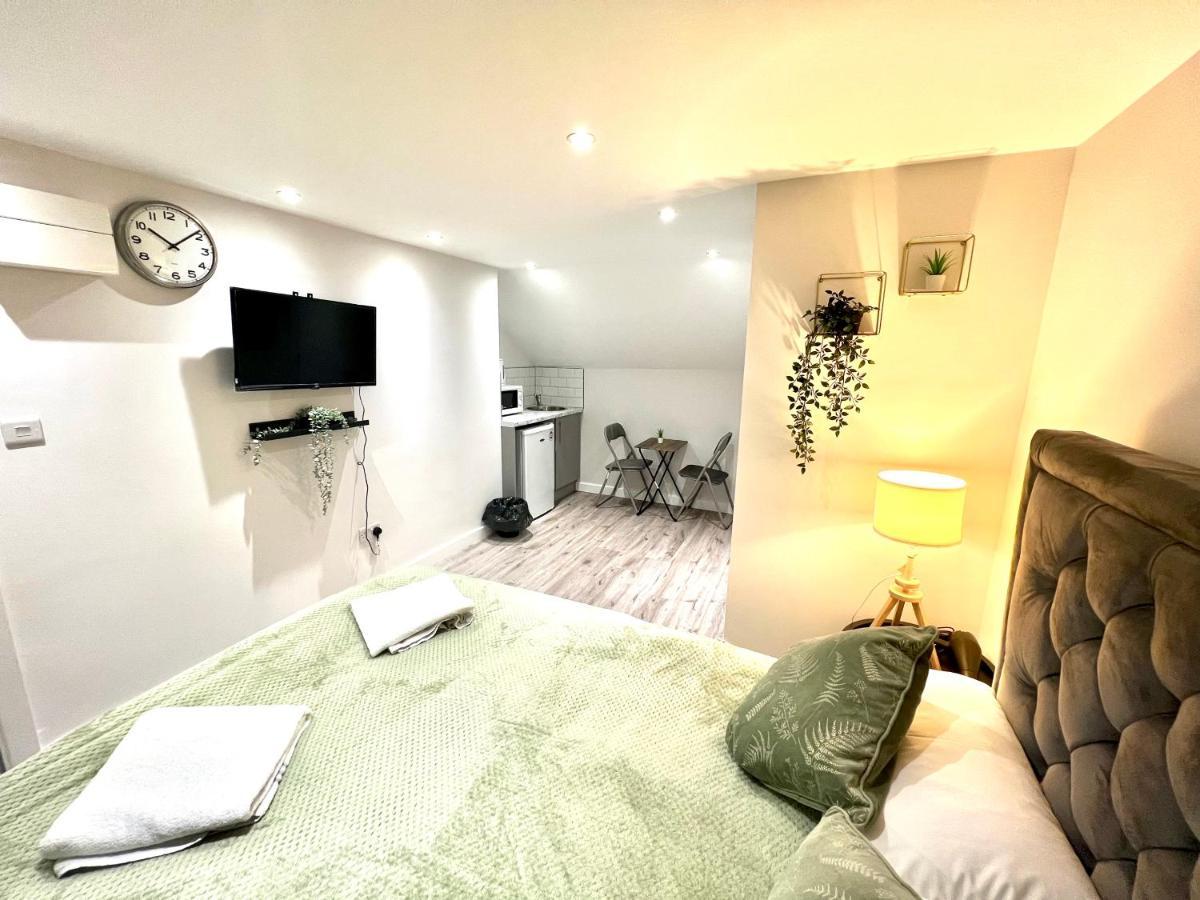 Golden Residences - Oakway Feltham Екстер'єр фото
